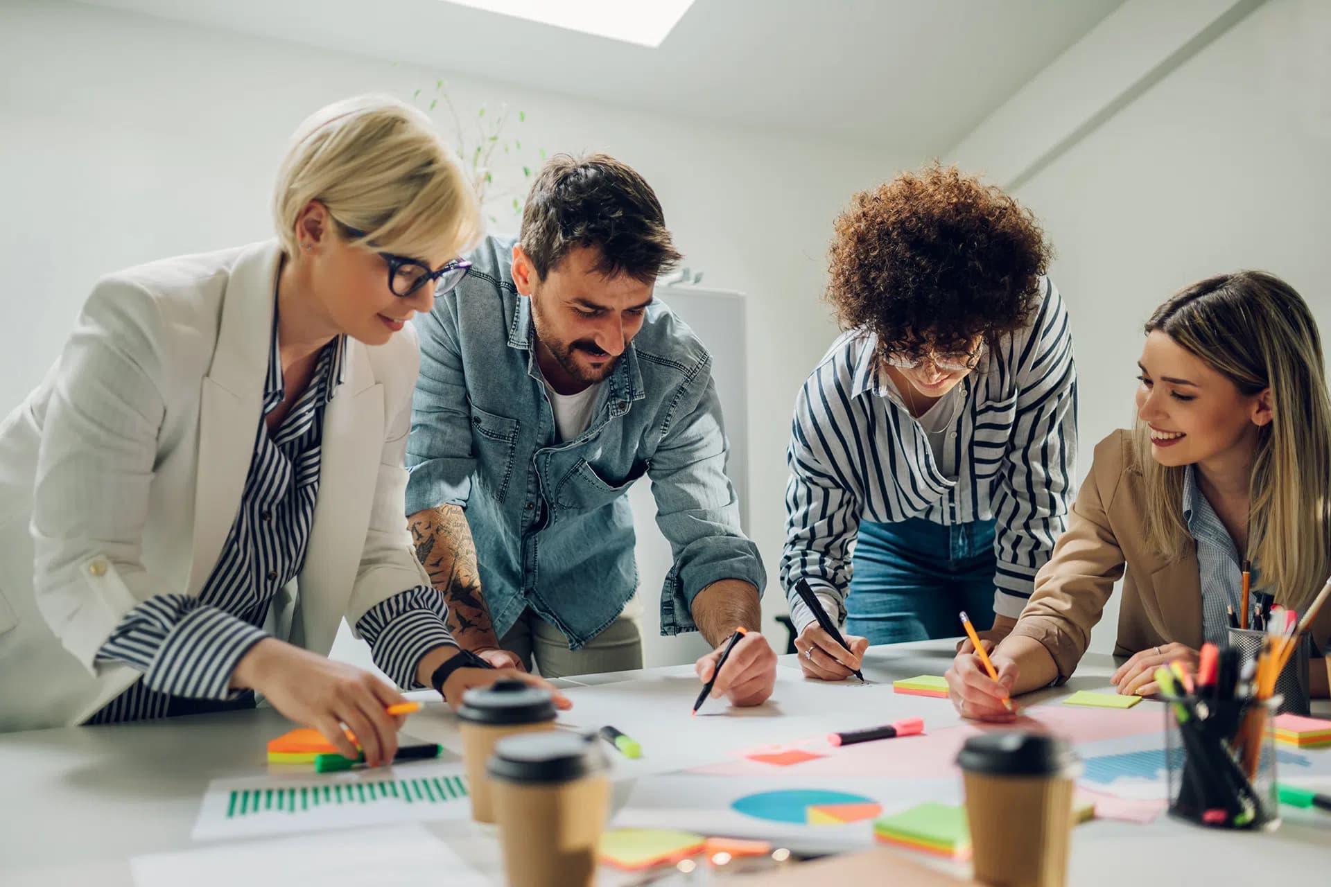 Webdesign: Team arbeitet gemeinsam an einem Website-Projekt