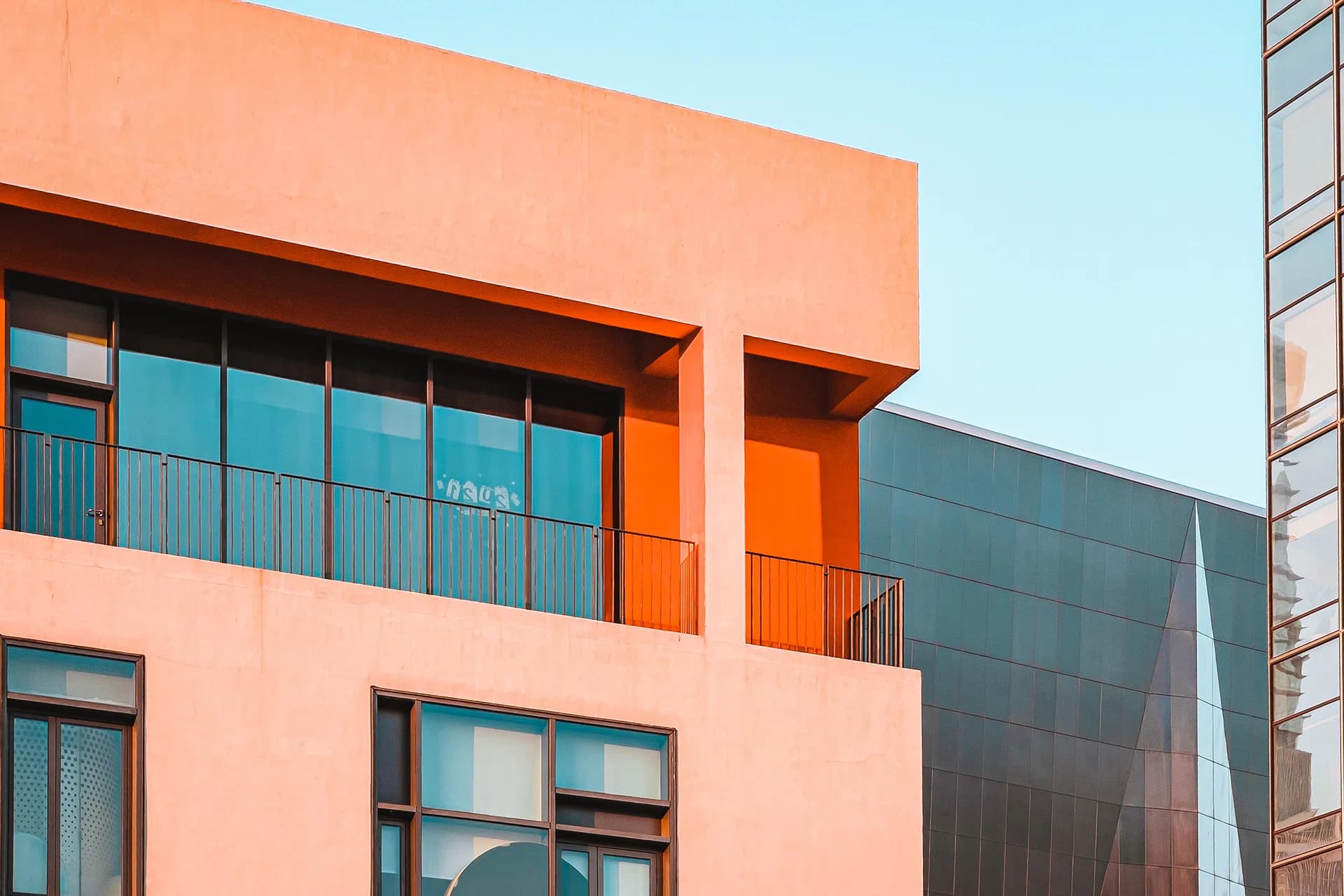 Local SEO: Modernes Bürogebäude von unten fotografiert