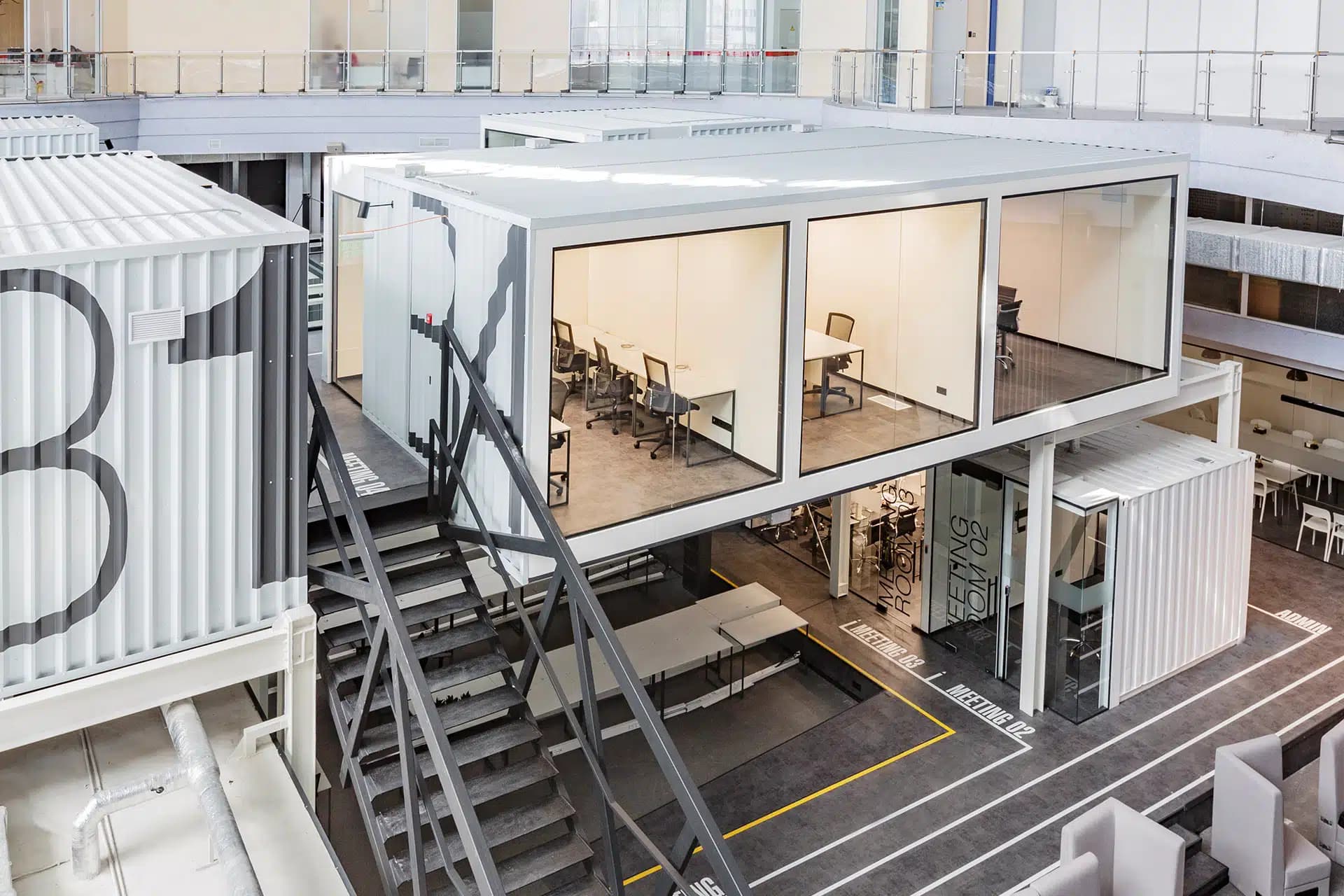 Offenes Büro mit Arbeitsplätzen und Glaswänden